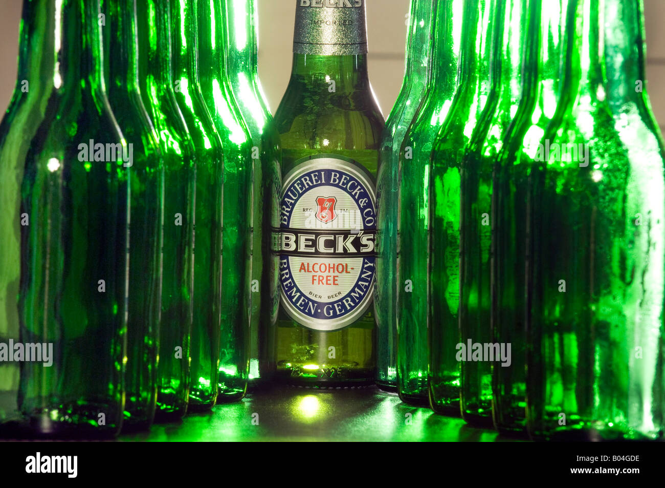 Rangées de Becks ou à faible taux d'alcool l'alcool bière en bouteilles en verre de couleur verte. Banque D'Images