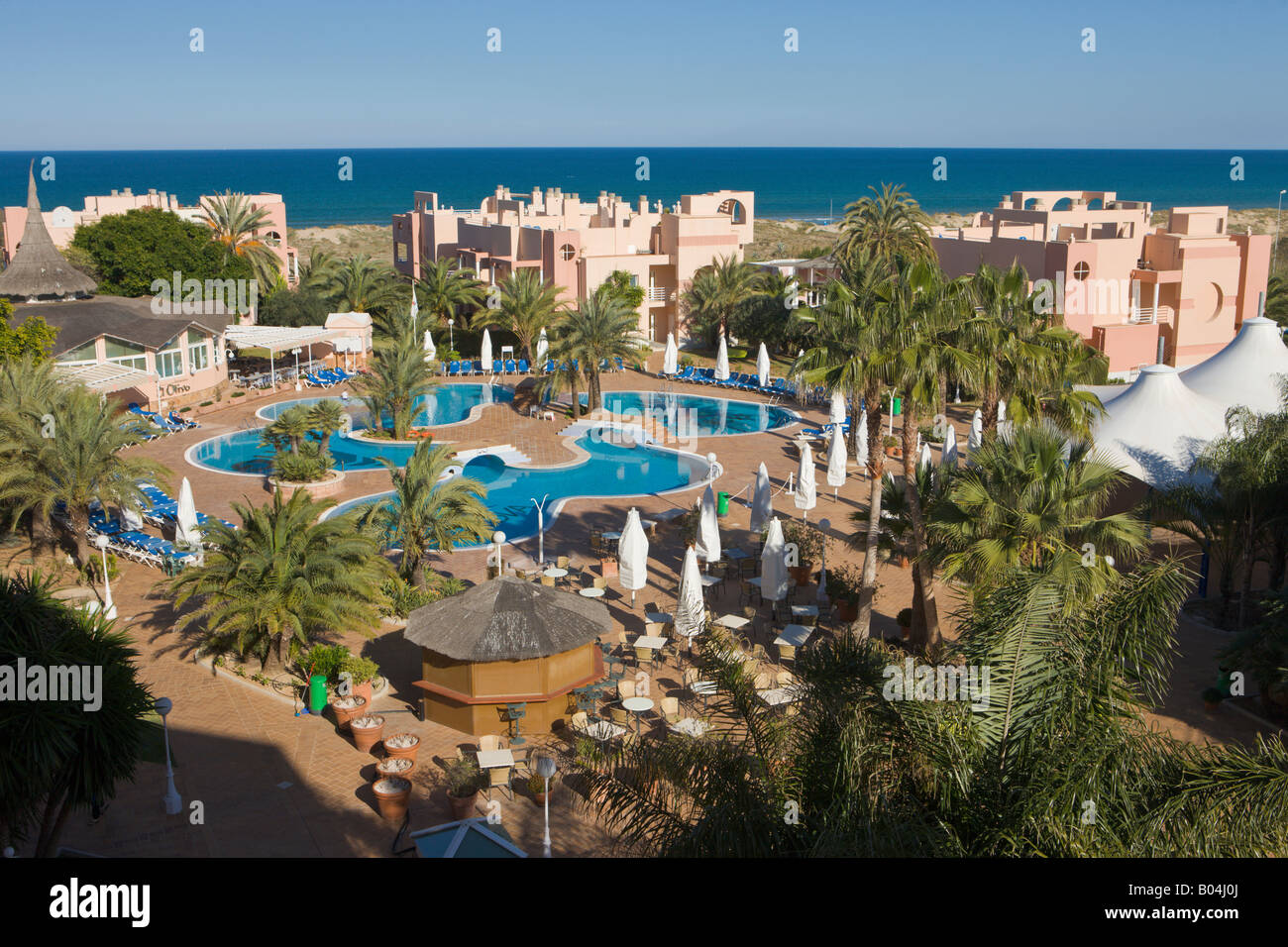 Piscine de l'hôtel Oliva Nova à la Oliva Nova Golf Resort, et la mer Méditerranée, l'Oliva Nova, Costa Blanca Banque D'Images