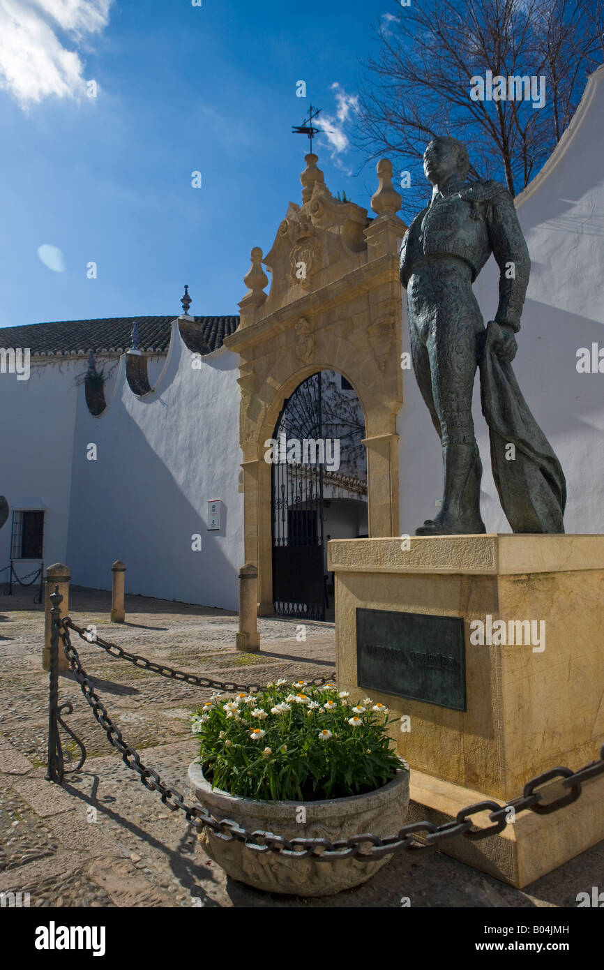 Statue de matador Antonio Ordonez à l'entrée de la Plaza de Toros (construit en 1785), l'arène de corrida de la ville de Ronda Banque D'Images