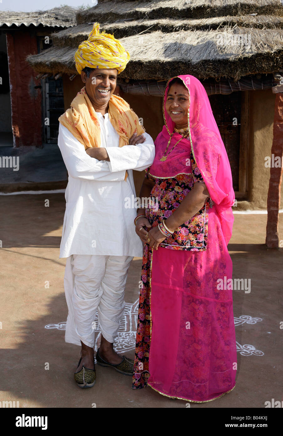Couple wearing costume traditionnelle du Rajasthan, près de Jodhpur,  Rajasthan, India Photo Stock - Alamy