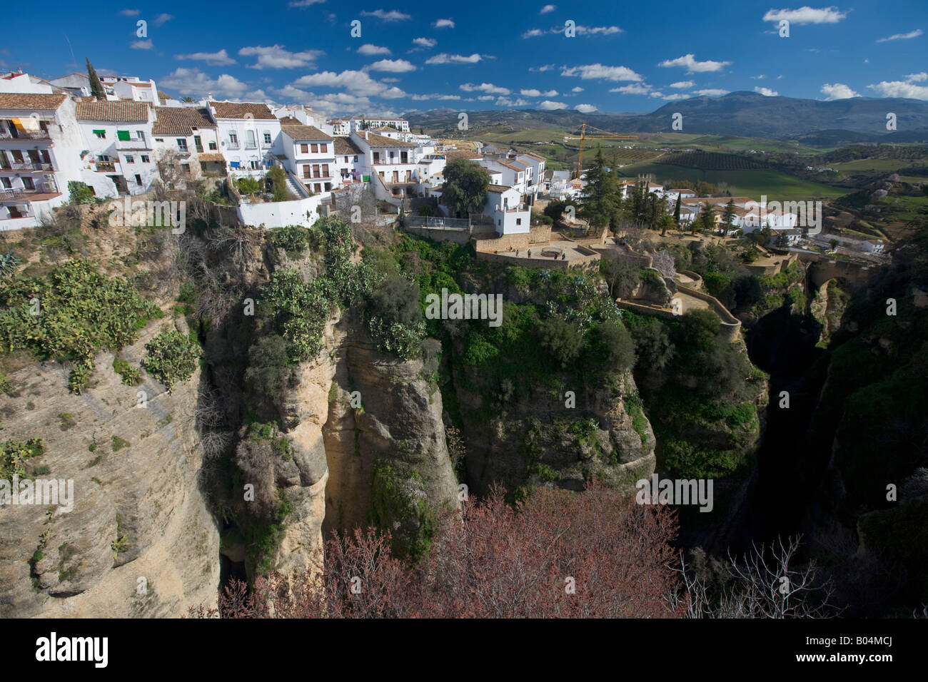 Vue de la Gorge El Tajo et El Mercadillo (nouveau) de la Puente Nuevo (Pont Neuf) dans la ville de Ronda, Costa del Sol Banque D'Images