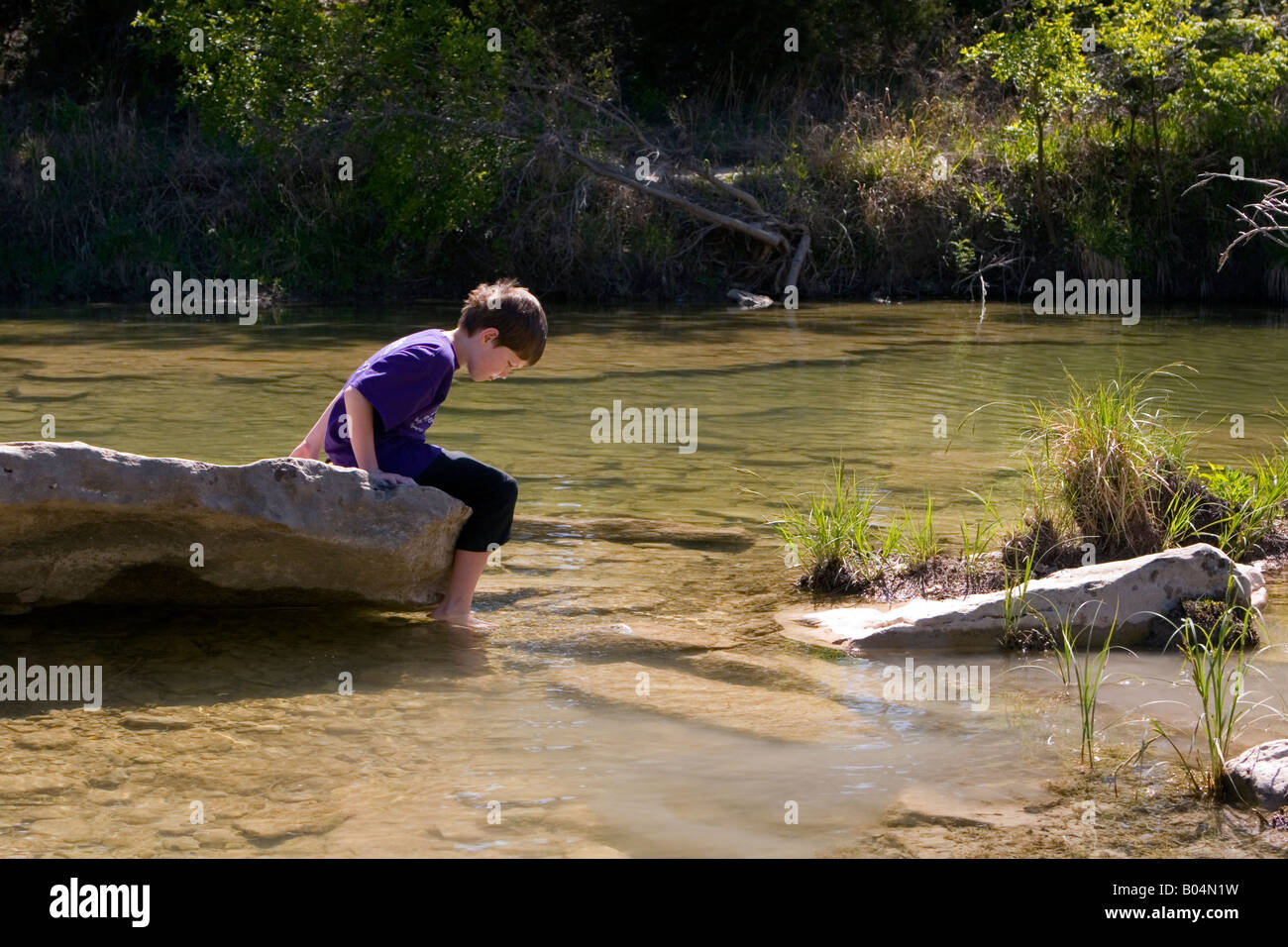 Youn garçon profitant du paysage Texan naturelles. Banque D'Images