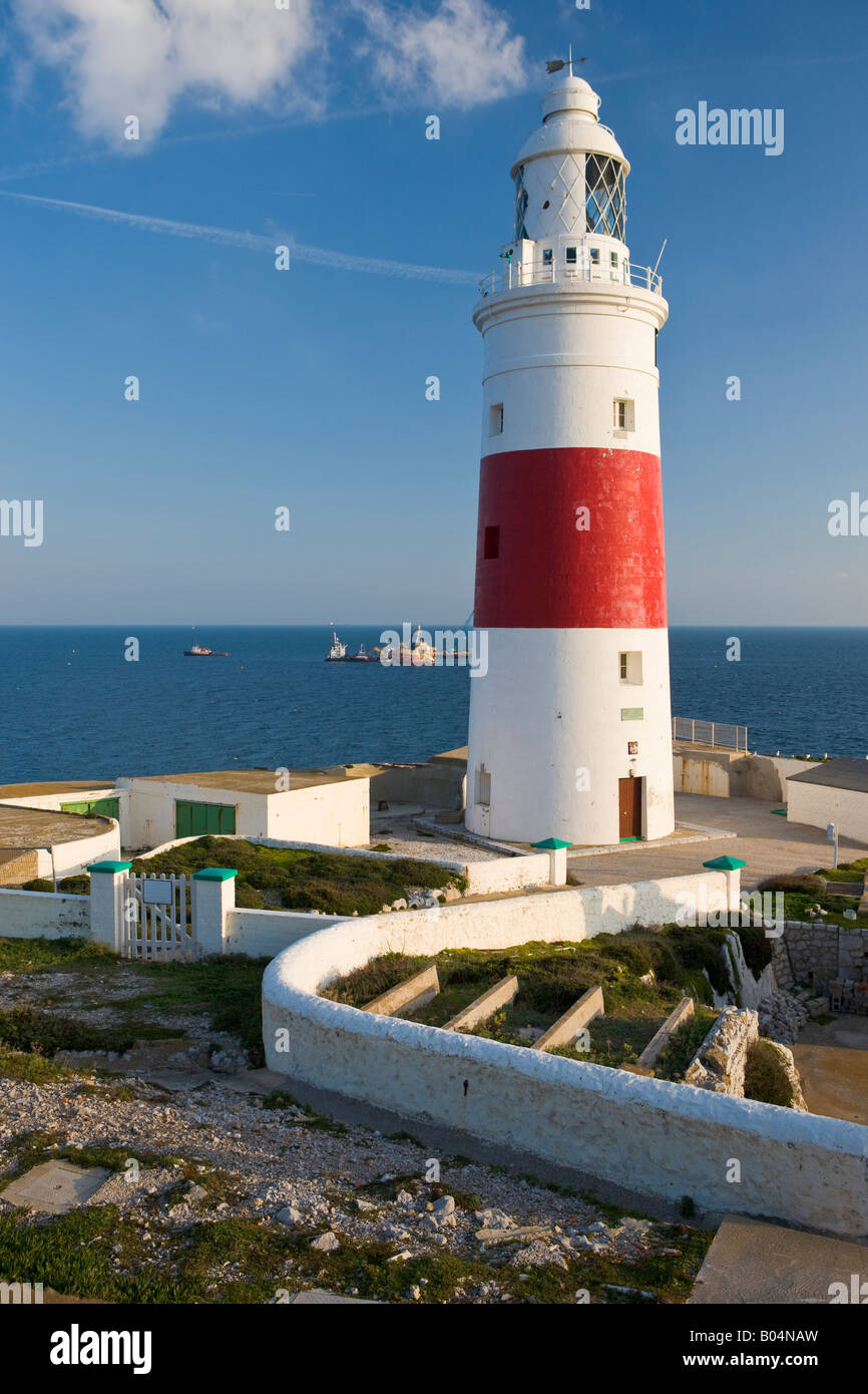 Phare à Europa Point surplombant la mer Méditerranée, sur la Costa de la Luz, Gibraltar, la Grande-Bretagne, Royaume-Uni, Europe. Banque D'Images