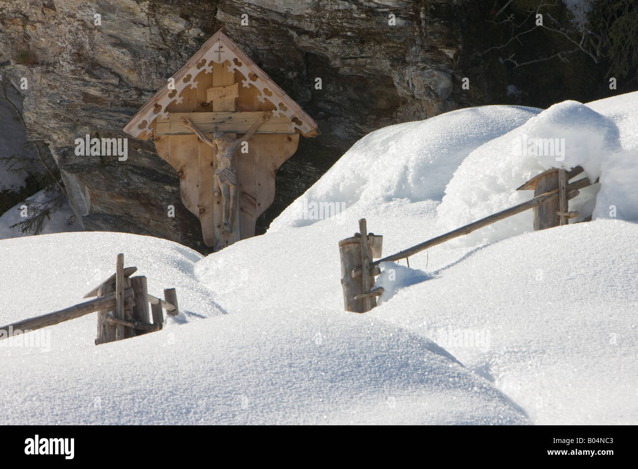 Fence entouré par la neige et un crucifix dans la vallée Wildgerlostal (Wildgerlos), l'Autriche, Salzburger Land, l'Europe. Banque D'Images