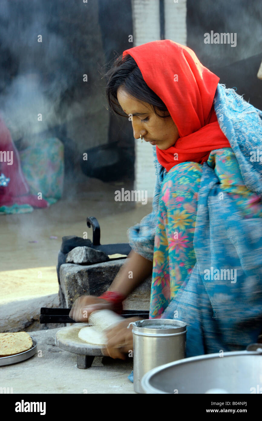 Le déploiement d'une femme du village chapati, près de Jodhpur, Rajasthan, India Banque D'Images