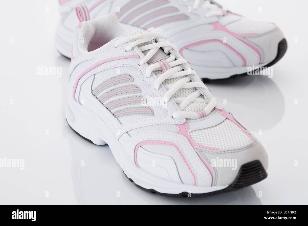 Paire de chaussures de course rose et blanc. Banque D'Images