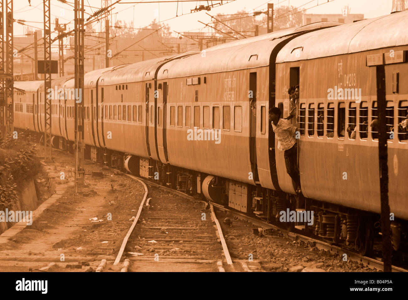 Train de quitter la gare du fort d'Agra, Agra, Uttar Pradesh, Inde Banque D'Images