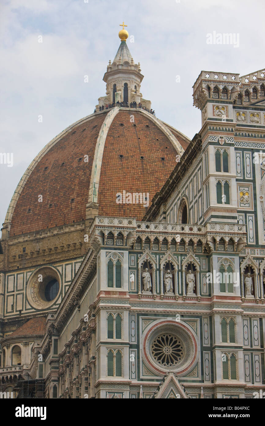 Façade et Dôme de Florence le Duomo (cathédrale), l'église Santa Maria del Fiore, la Piazza di San Giovanni, ville de Florence Banque D'Images