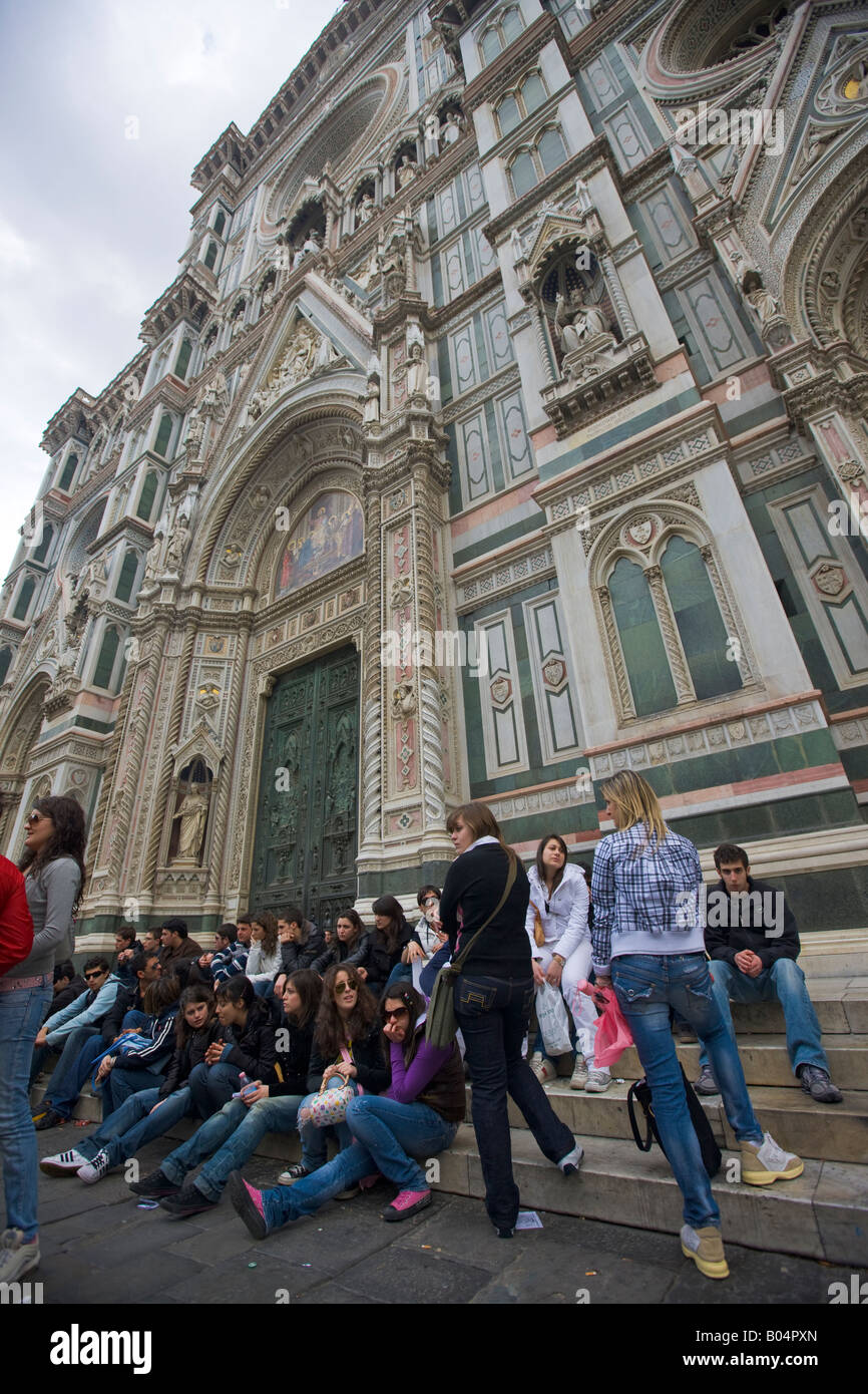 Les touristes à l'entrée de la Florence Duomo (cathédrale), l'église Santa Maria del Fiore, la Piazza di San Giovanni, ville de Florence Banque D'Images