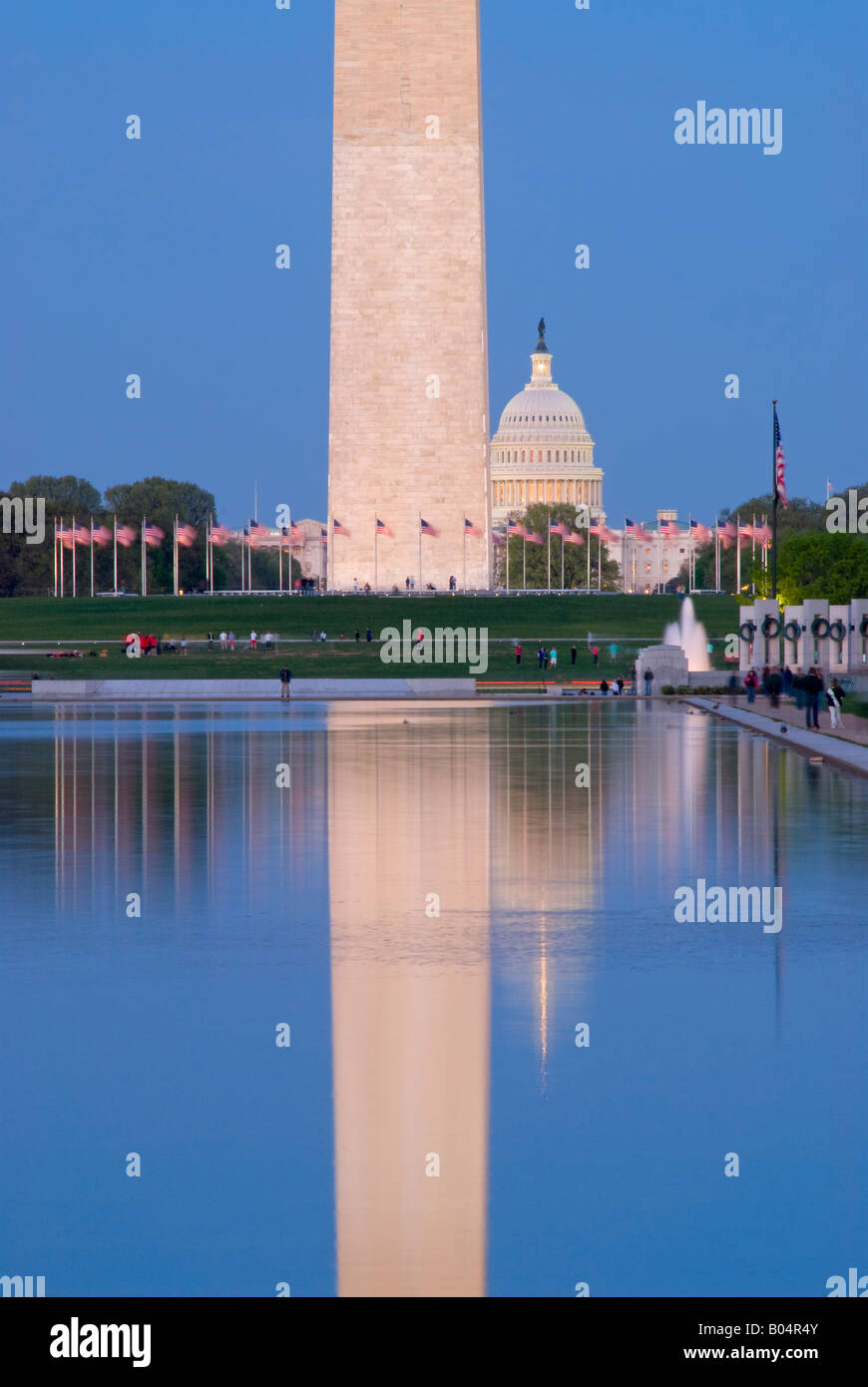 WASHINGTON DC, USA - Washington Monument de nuit avec la réflexion sur le miroir d'eau et le Capitole au loin. Banque D'Images