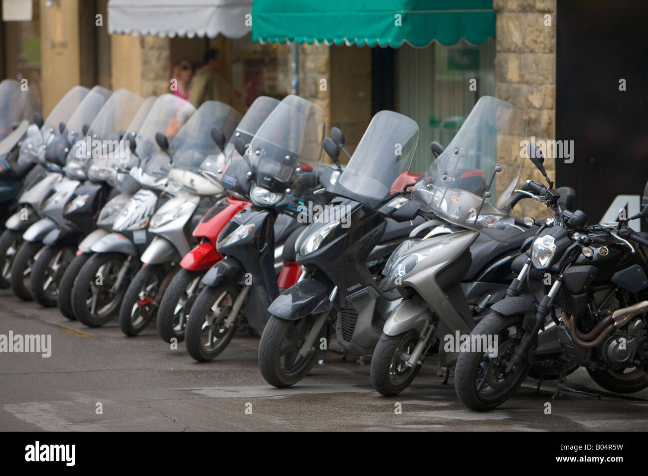 Rangée de motos (un mode de transport populaire) bordant le trottoir dans la ville de Florence, Site du patrimoine mondial de l'UNESCO Banque D'Images