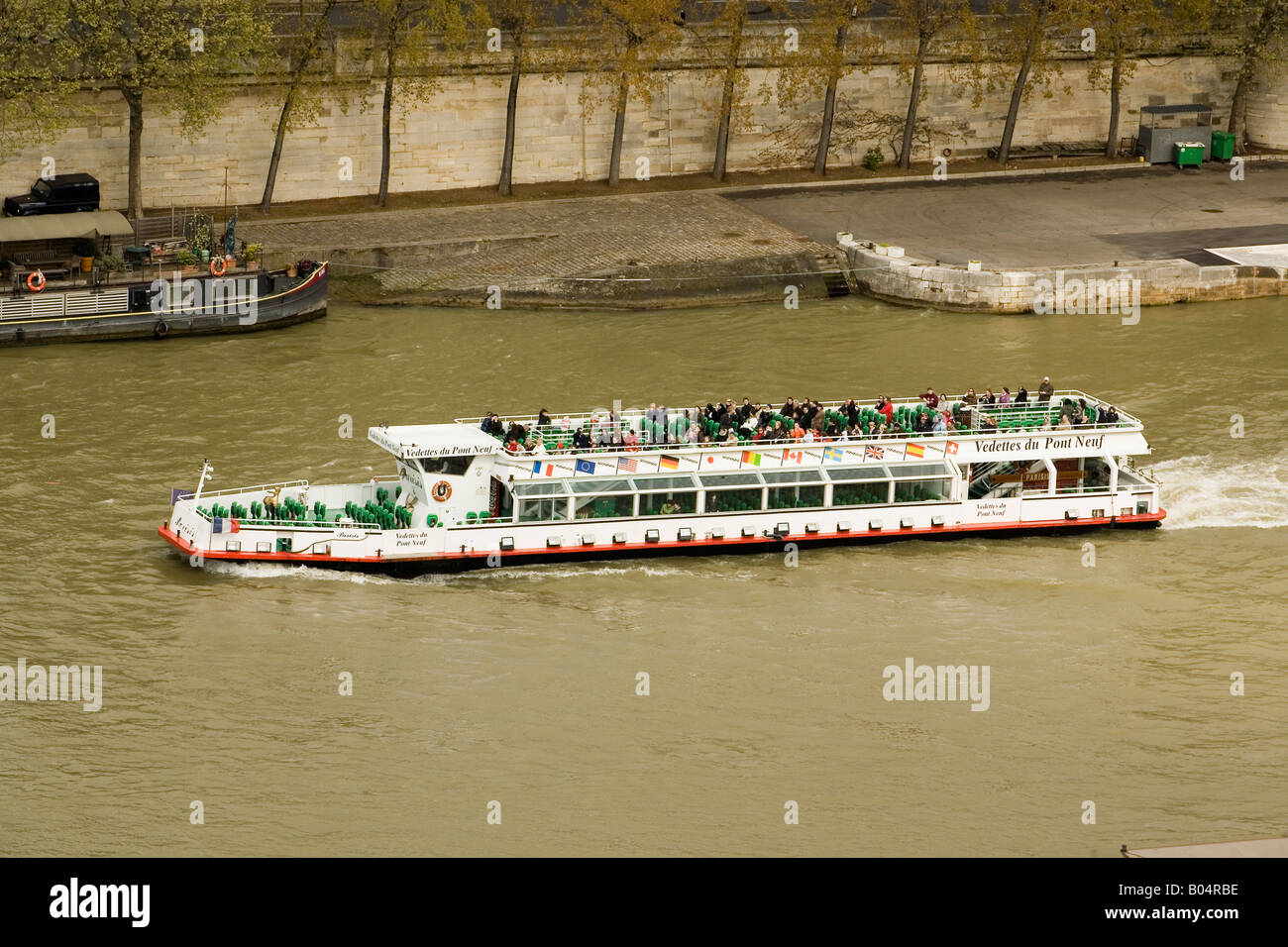 Bateau touristique sur la Seine Paris France Banque D'Images