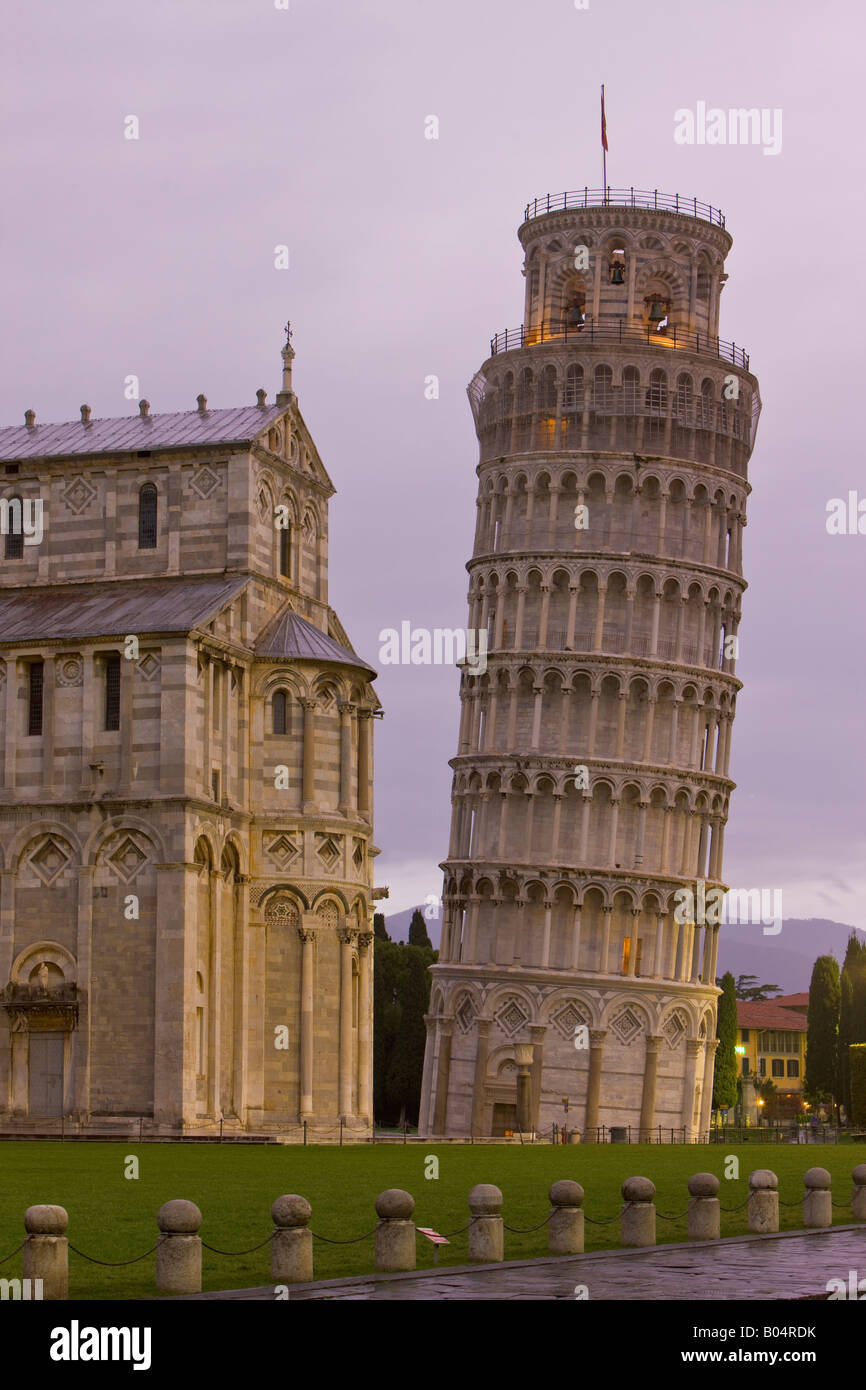 La célèbre tour penchée de Pise et la cathédrale Duomo de Pise au crépuscule sur la Piazza del Duomo (Campo dei Miracoli) Banque D'Images