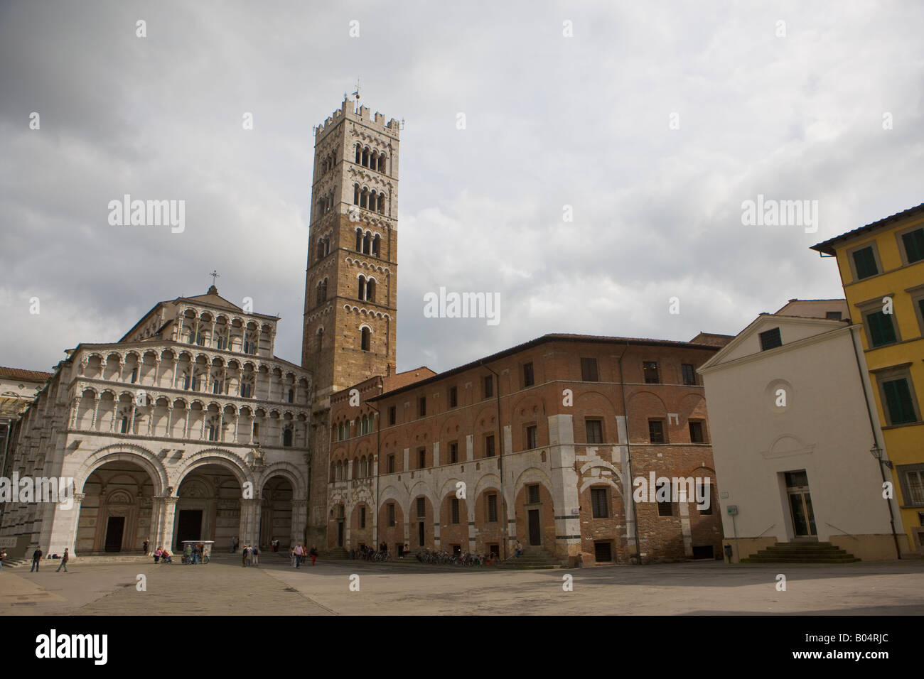 Façade de la cathédrale de Saint Martin - la cathédrale de Lucques et son Campanile (clocher) sur la Piazza San Martino, ville de Lucca Banque D'Images