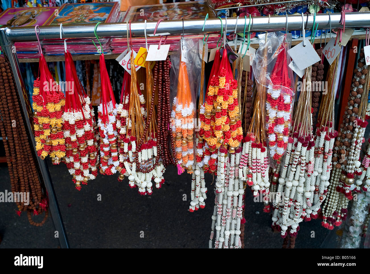 Multi-couleur en vente colliers et bracelets, marché de Port-Louis, Maurice  Photo Stock - Alamy