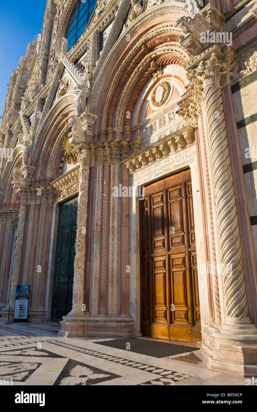 Entrée de la cathédrale (Duomo sienne) dans le quartier historique de la vieille ville dans la ville de Sienne, Site du patrimoine mondial de l'UNESCO Banque D'Images