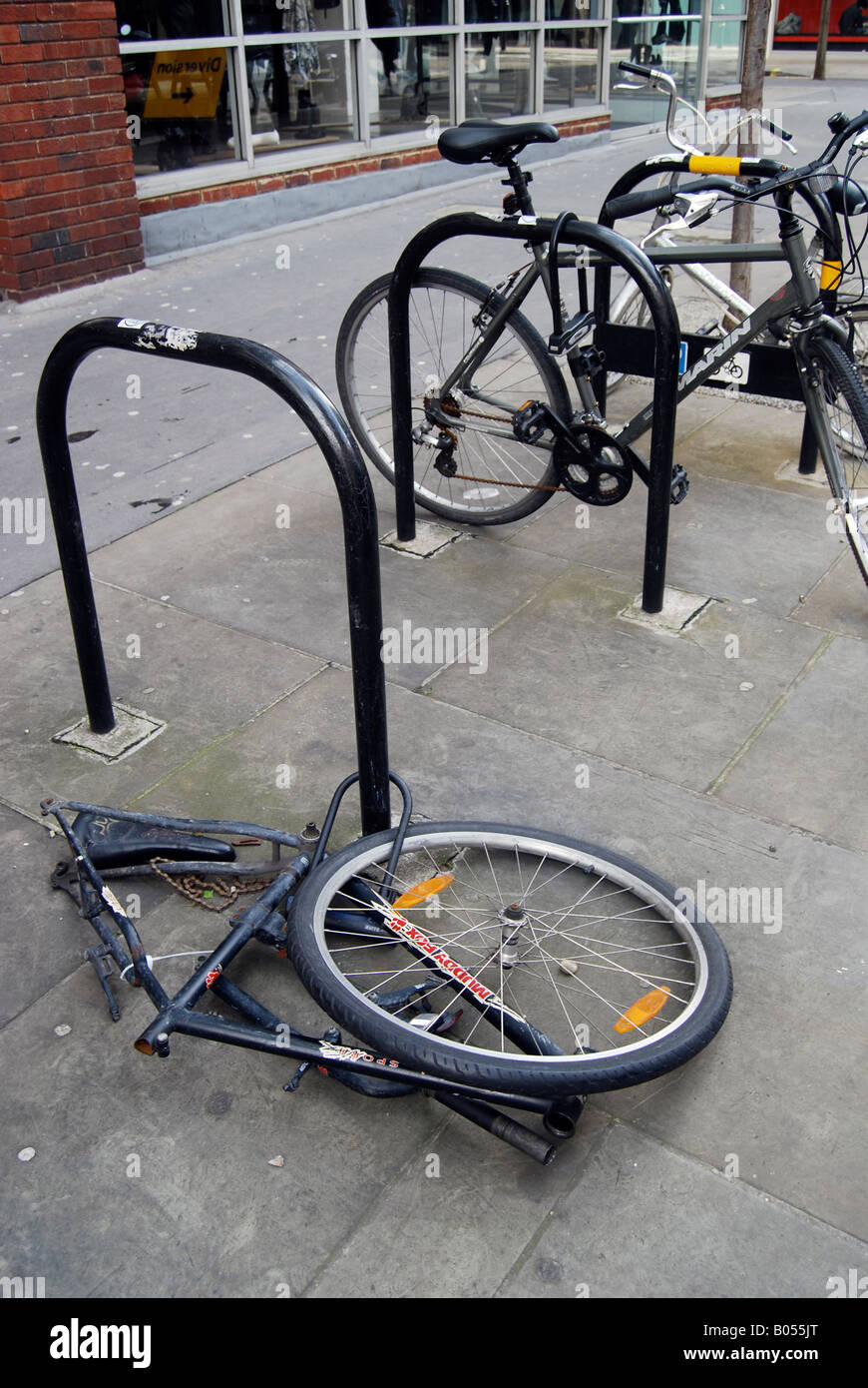 Prêt de vélos vélo volé broken lock verrouillé rayons pneus Banque D'Images