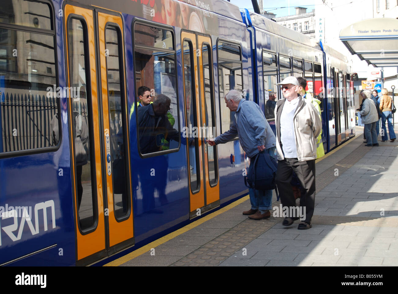 Tramway Sheffield Supertram transport arrivée banlieusards retraités porte fermée voyage Les voyageurs Banque D'Images