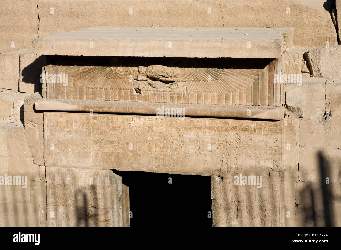 Entrée au Temple ptolémaïque d'Isis, Assouan, Egypte Banque D'Images