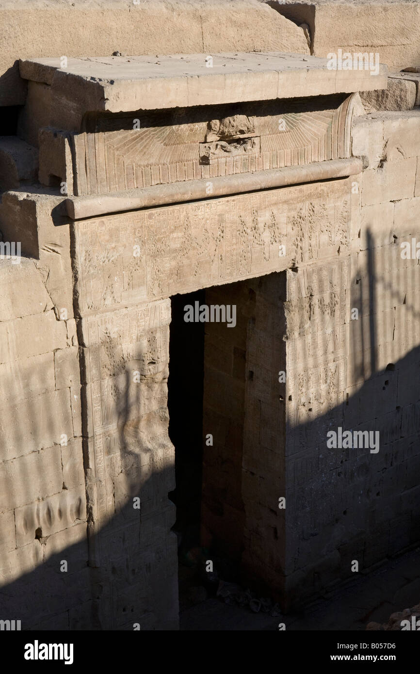 Entrée du Temple ptolémaïque d'Isis, Assouan, Egypte Banque D'Images