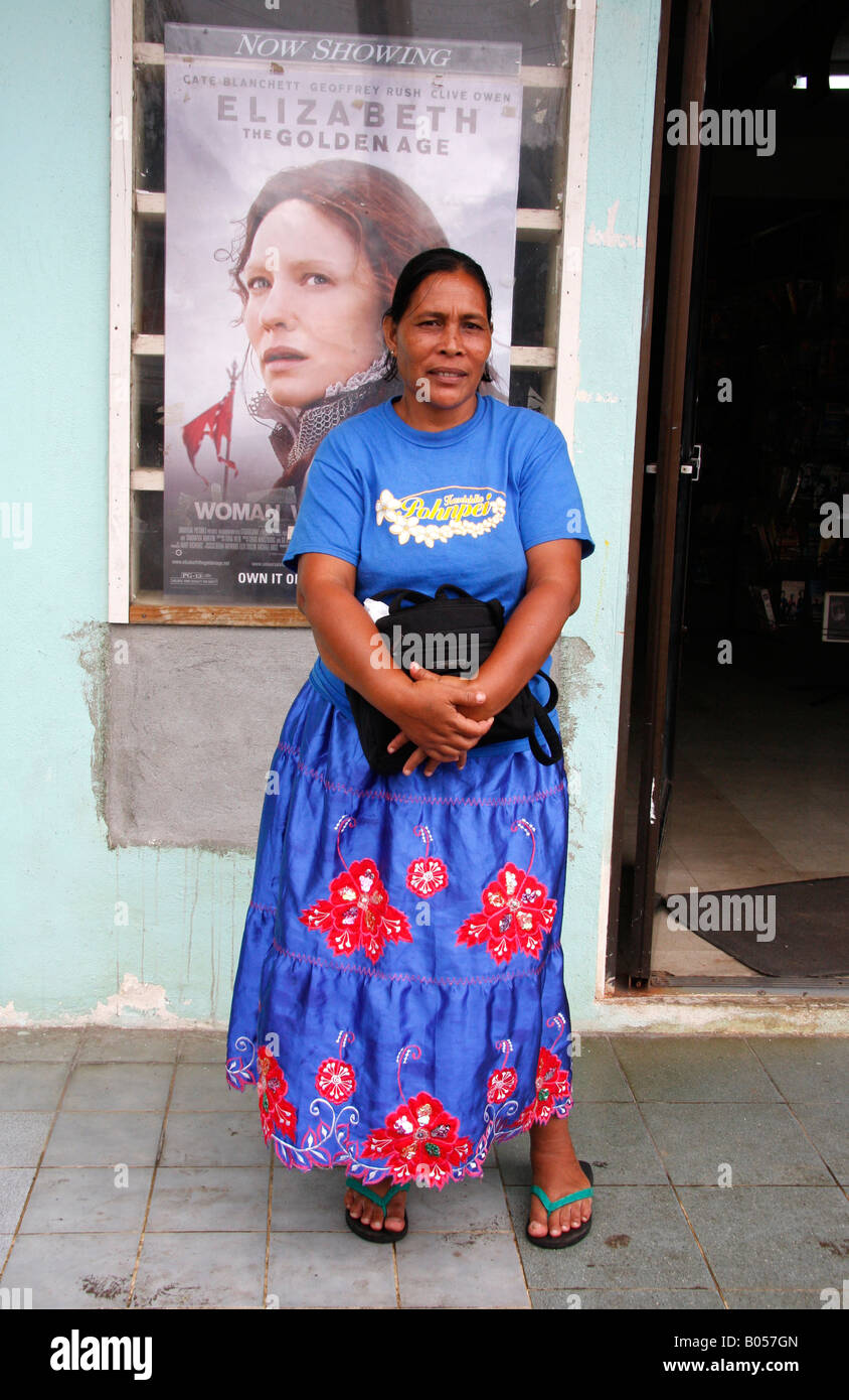 Femme de la région EN DEHORS DE LA VILLE CINÉMA PRÉSENTANT DES FILMS ELIZABETH POHNPEI MICRONÉSIE Banque D'Images