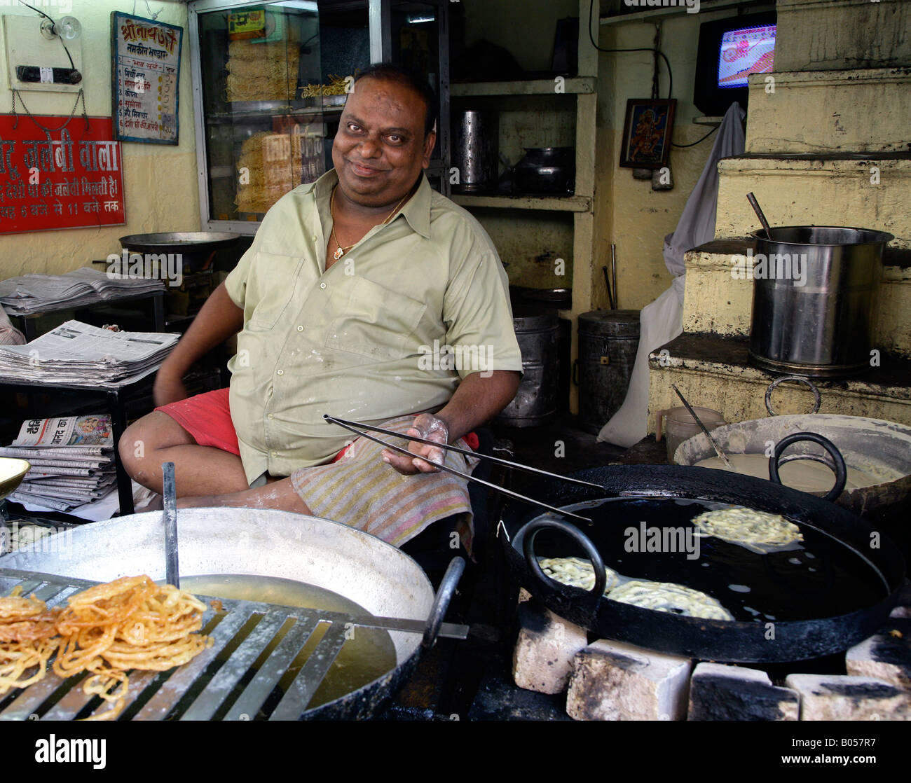 L'homme indien frit sucré vente donuts, Jodhpur, Rajasthan, India Banque D'Images