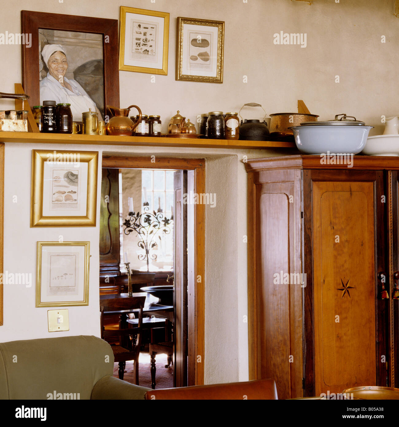 Coin de la cuisine avec vue jusqu'à la salle à manger dans un homestead Cape Dutch Banque D'Images