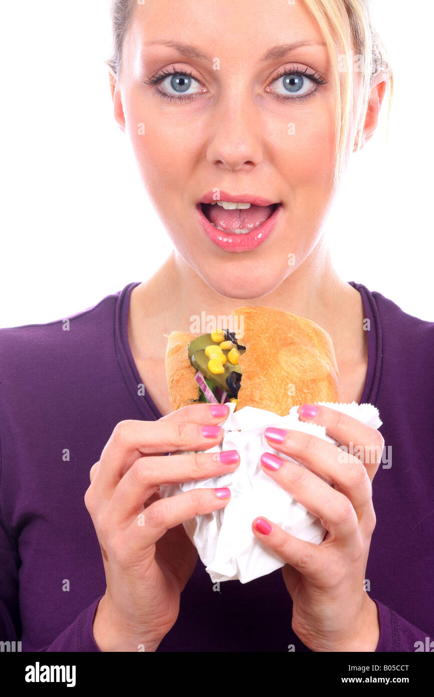 Young woman eating sandwich légumes parution modèle Banque D'Images