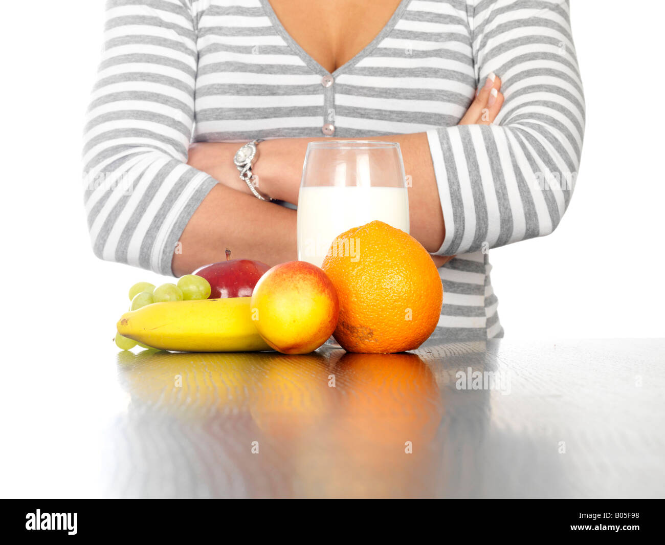 Adolescente avec des fruits et du lait sorti du modèle Banque D'Images