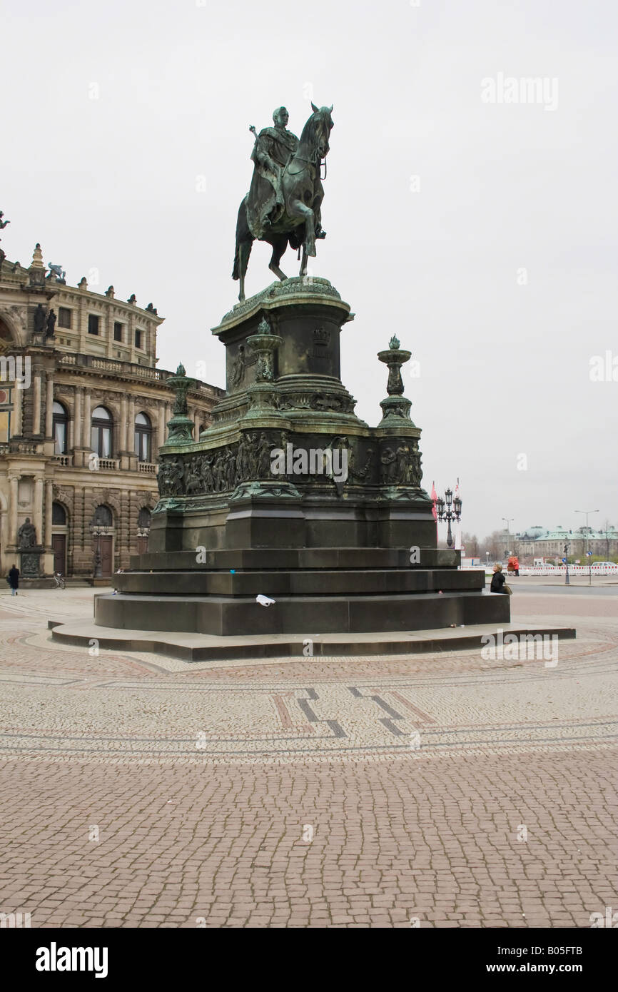 Statue équestre du roi Johann à Theaterplatz, Dresde, entourée d'un pavé et d'une architecture historique. Banque D'Images
