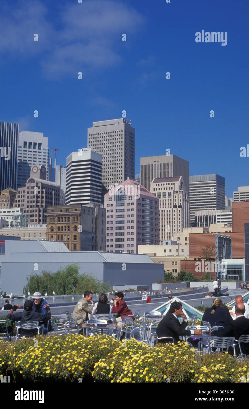 Les gens assis à un café à des Jardins Yerba Buena à San Francisco California USA Banque D'Images