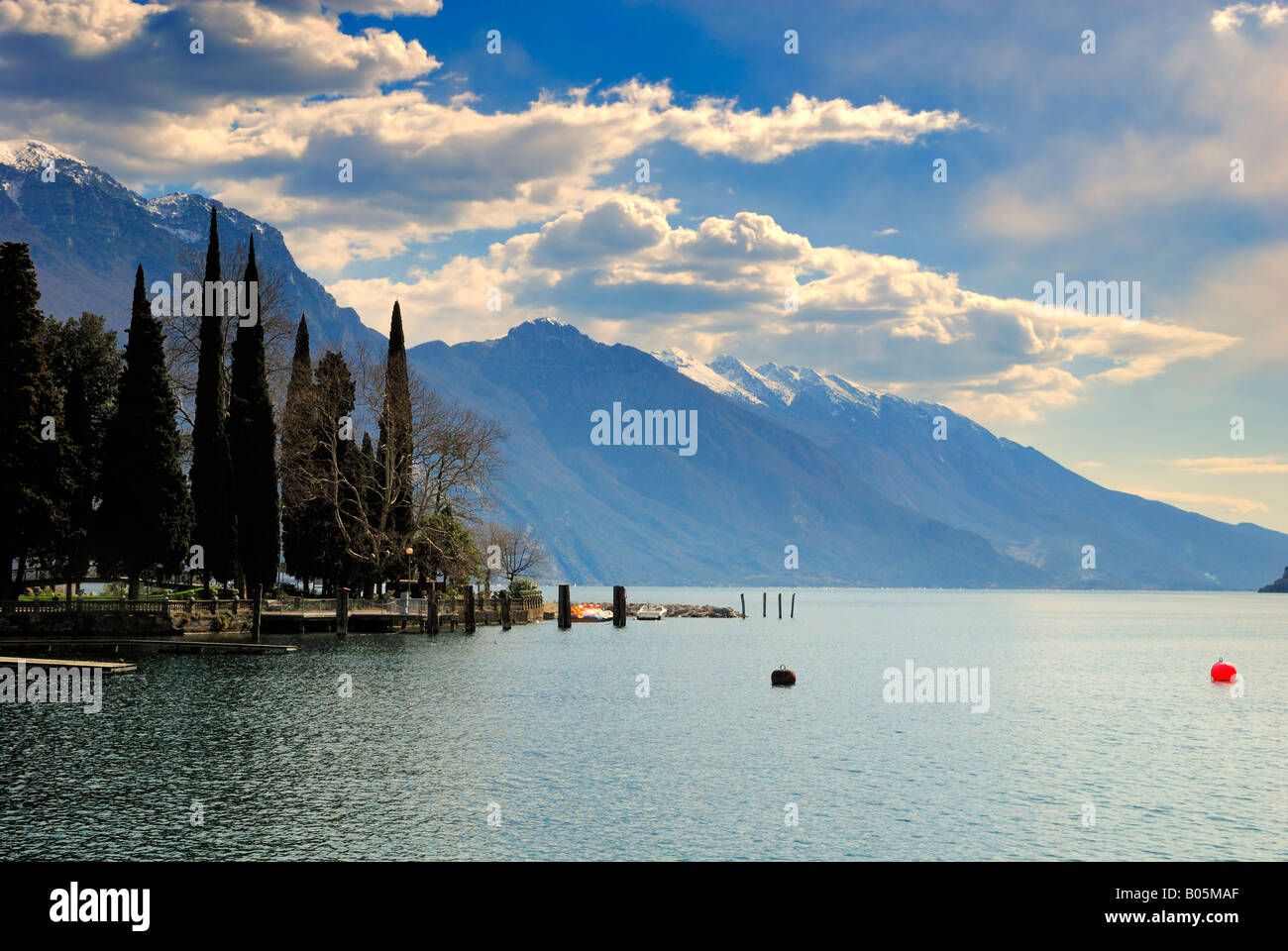 Lac de Garde prises à partir de la rive à Riva del Garda Italie Europe Banque D'Images