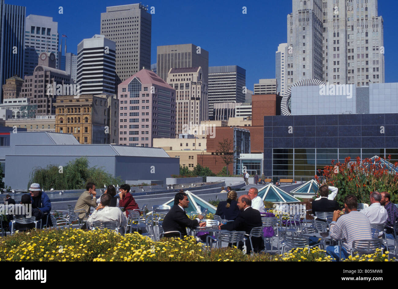 Les gens assis à un café à des Jardins Yerba Buena à San Francisco California USA Banque D'Images