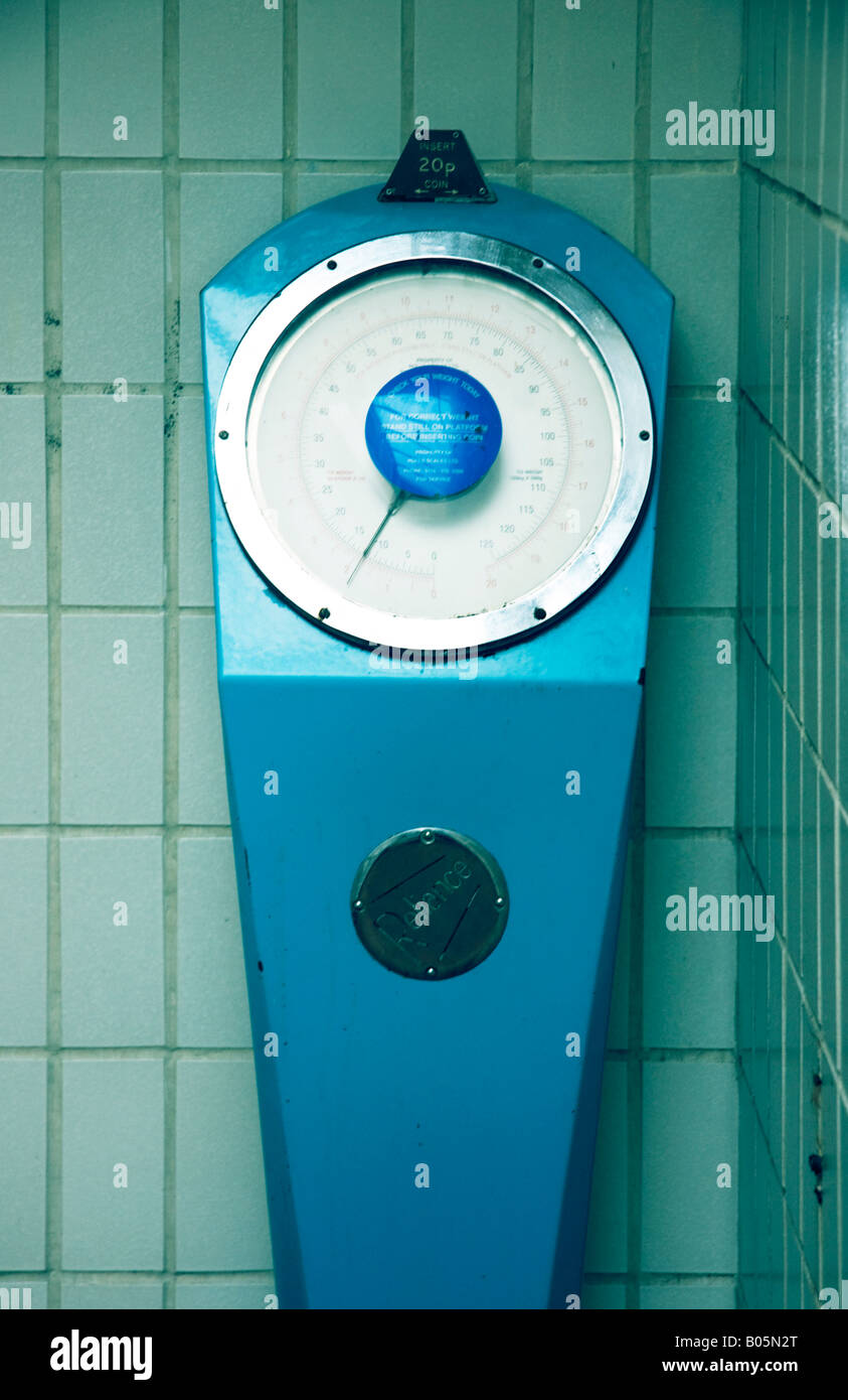 Machine de pesage dans les toilettes Banque D'Images