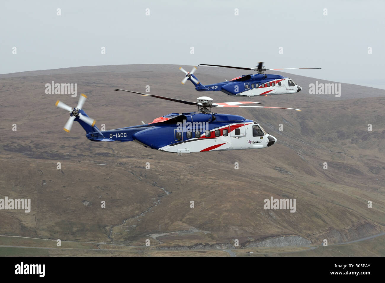 Bristows hélicoptères Sikorsky S-92 de Scatsta pour transporter les travailleurs du pétrole offshore photographié survolant Shetland Banque D'Images