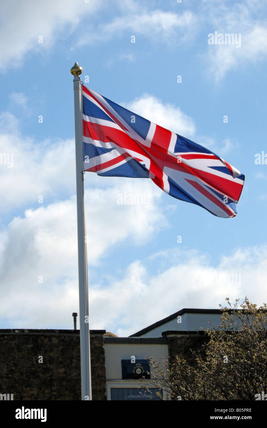 British Union Jack flag volant dans la brise à l'extérieur d'un poste de police Banque D'Images