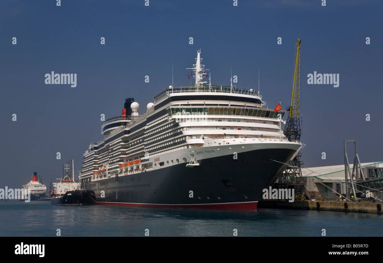 Cunard Queen Victoria et Queen Elizabeth 2 à l'arrière-plan, Southampton Water, Hampshire, Angleterre. Banque D'Images