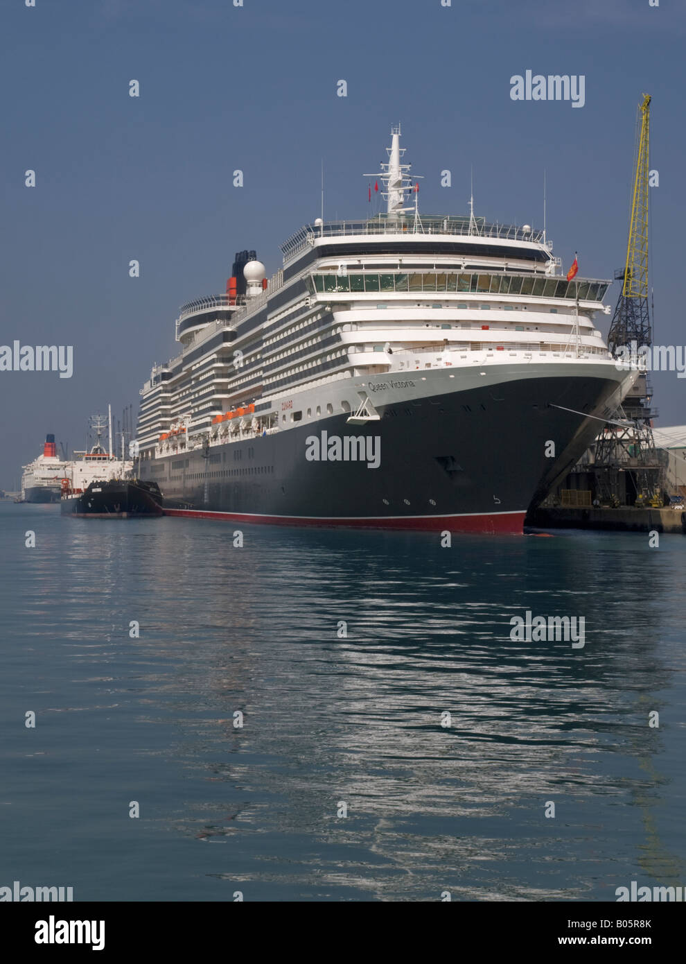 Cunard Queen Victoria et Queen Elizabeth 2 à l'arrière-plan, Southampton Water, Hampshire, Angleterre. Banque D'Images