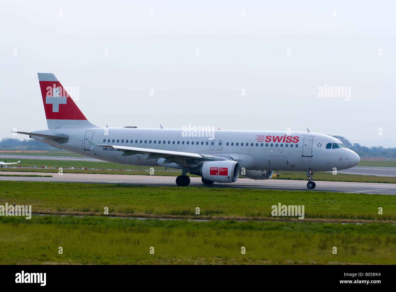 Airbus A320-214 Swiss roulement au décollage à Ringway Manchester Greater Manchester Aéroport Angleterre Royaume-Uni Banque D'Images