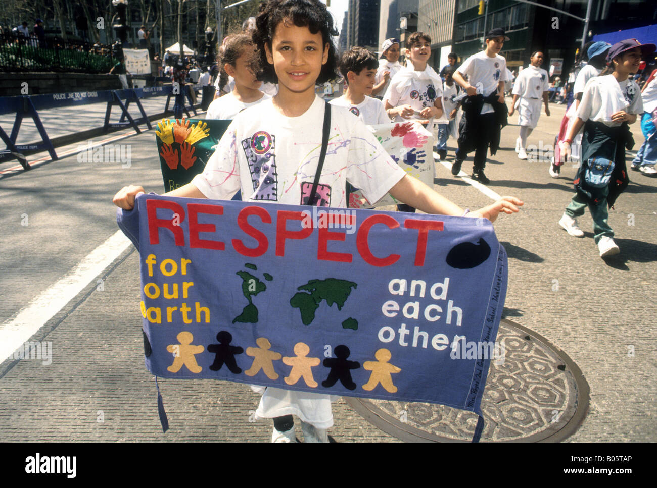 Les enfants de mars à la parade pour la planète jusqu'Sixième Avenue à New York le jour de la Terre 1995 Banque D'Images