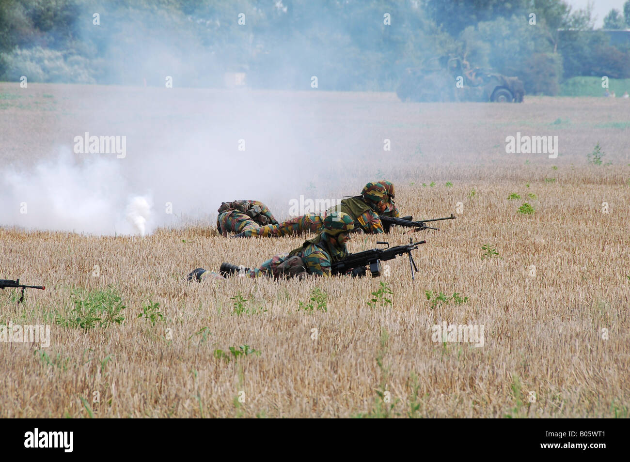 Évacuation d'un soldat blessé par une unité d'ambulances de l'armée belge. Banque D'Images