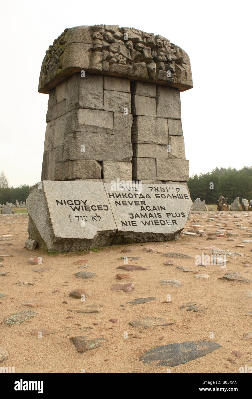 Treblinka Pologne pierre commémorative à l'holocauste nazi d'extermination camp de concentration, la mort avec l'inscription plus jamais Banque D'Images