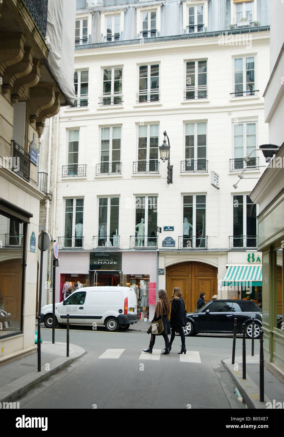 Une scène de rue de deux jeunes femmes marchant dans la Rue St Honoré tout en shopping à Paris, France. Banque D'Images