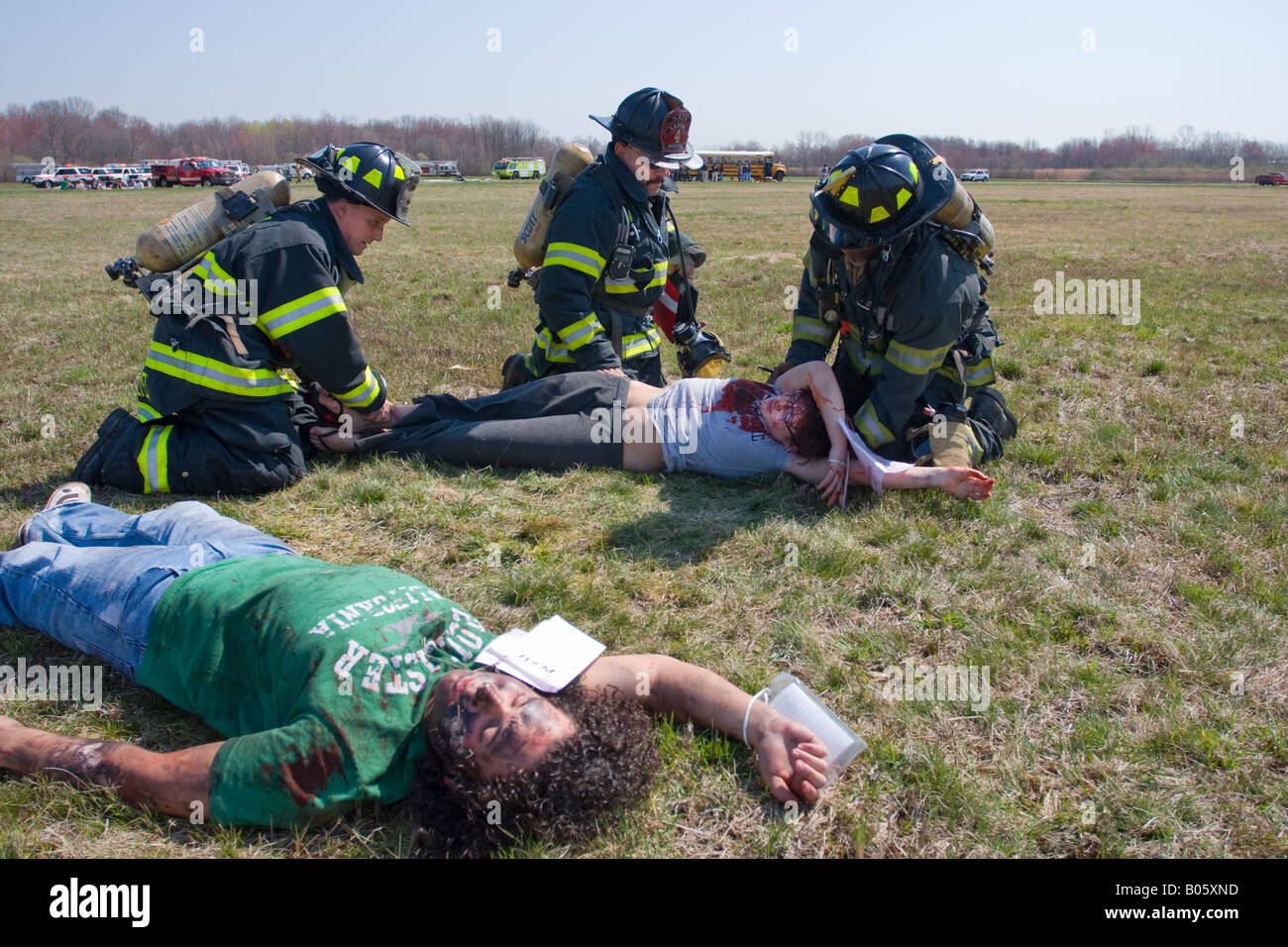 Les pompiers du service des incendies de New Haven ont tendance à 'blessé' pendant une simulation d'accident d'avion percer à l'aéroport de Tweed New Haven. Banque D'Images