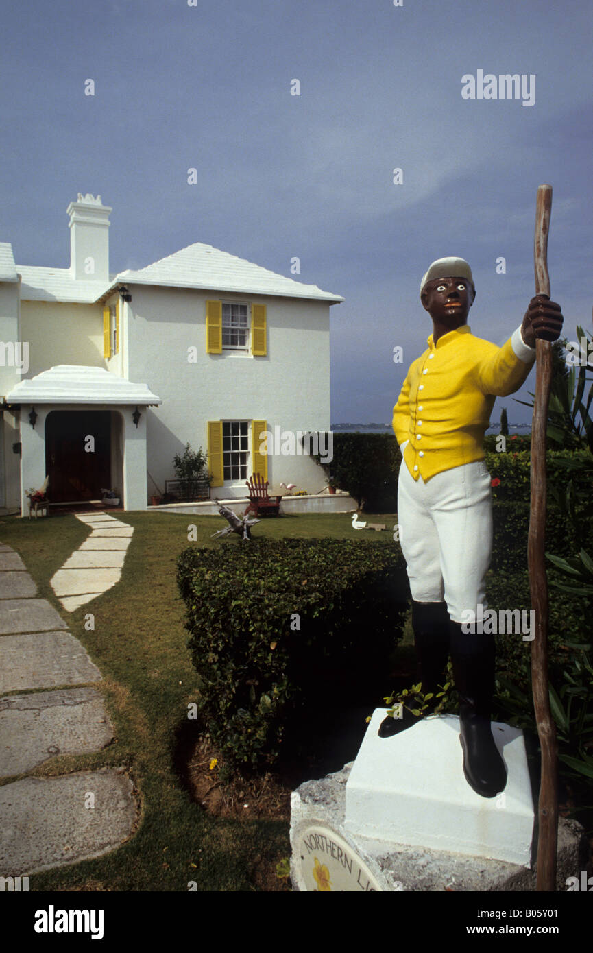 Statue de l'homme noir le port de gilet jaune, bouchon blanc, blanc et noir  d'équitation bottes d'équitation à l'extérieur grande maison blanche à  Hamilton, aux Bermudes Photo Stock - Alamy