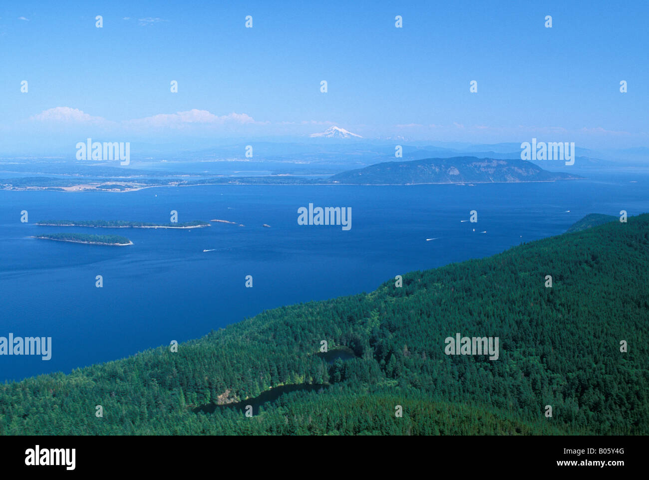 Avis de Rosario Strait et le mont Baker de la montagne de constitution en Moran State Park Orcas Island îles San Juan Washington Banque D'Images