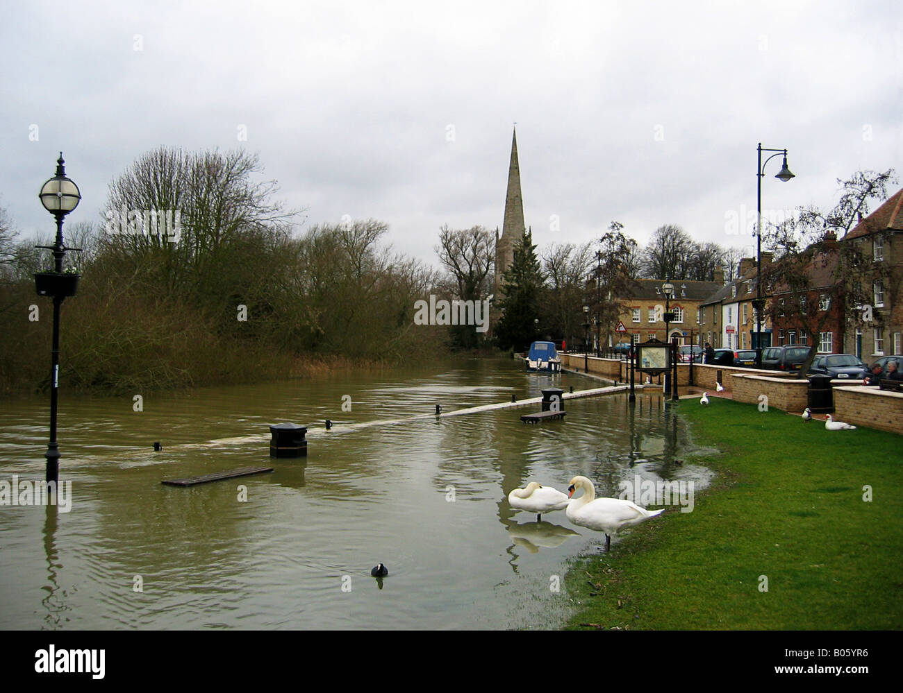 La rivière Ouse le long de l'attente, St Ives avec les eaux de crue sur la banque. De nouvelles défenses contre les inondations le long de la rive droite Banque D'Images