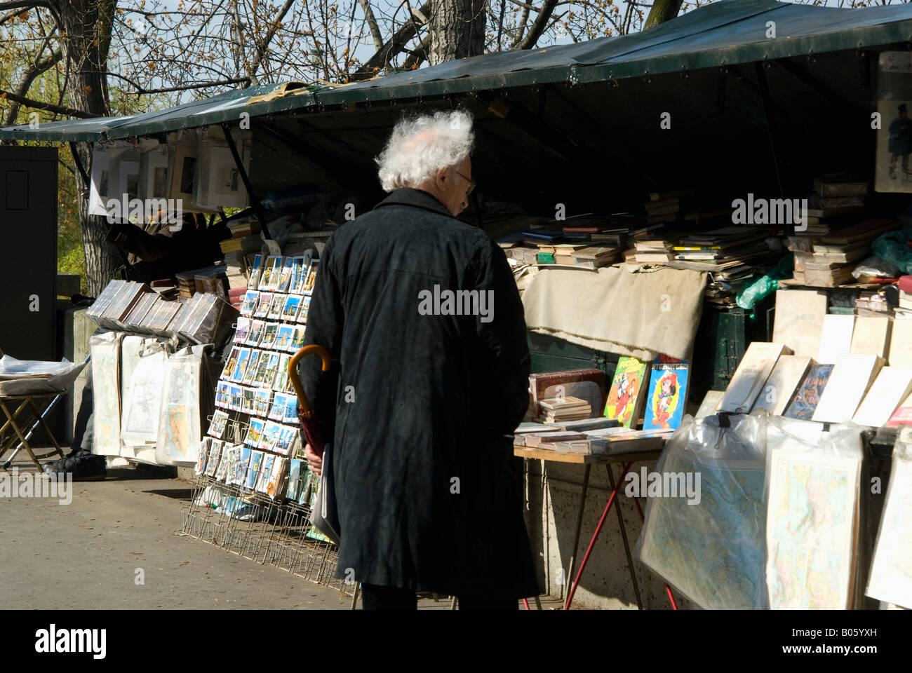 Un homme parcourt les vendeurs de livres à la réserve le long de la Seine, Paris, France Banque D'Images