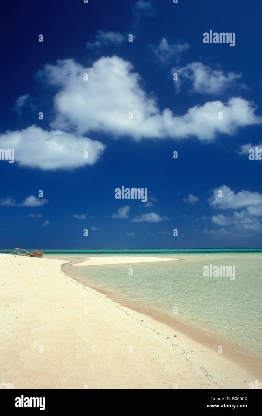 Îles Marshall Micronésie plage de sable blanc ciel bleu nuages gonflés et lagon clair de l'eau à village de Laura sur l'atoll de Majuro Banque D'Images