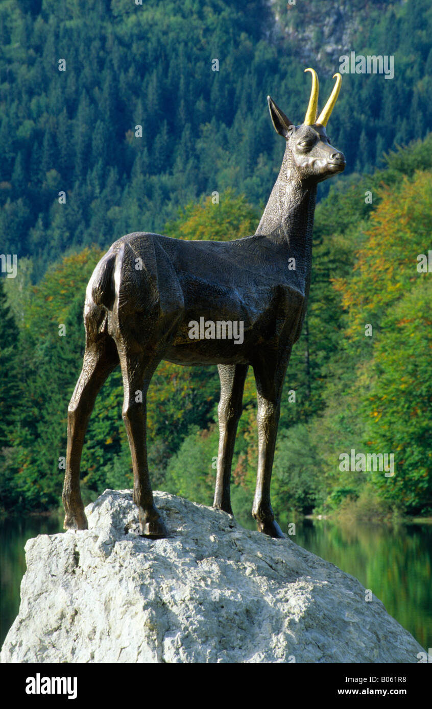 Statue de Zlatorog le mythique golden-duc à chamois, Ribcev Laz, Bohinj Haute-carniole, la Slovénie. Banque D'Images